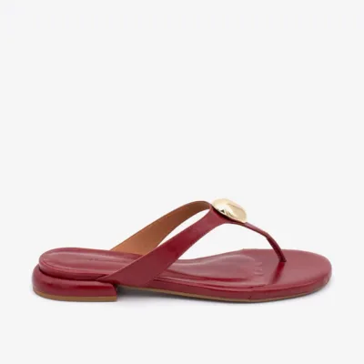 Sandalia de dedo con adorno metálico de piel texturizada